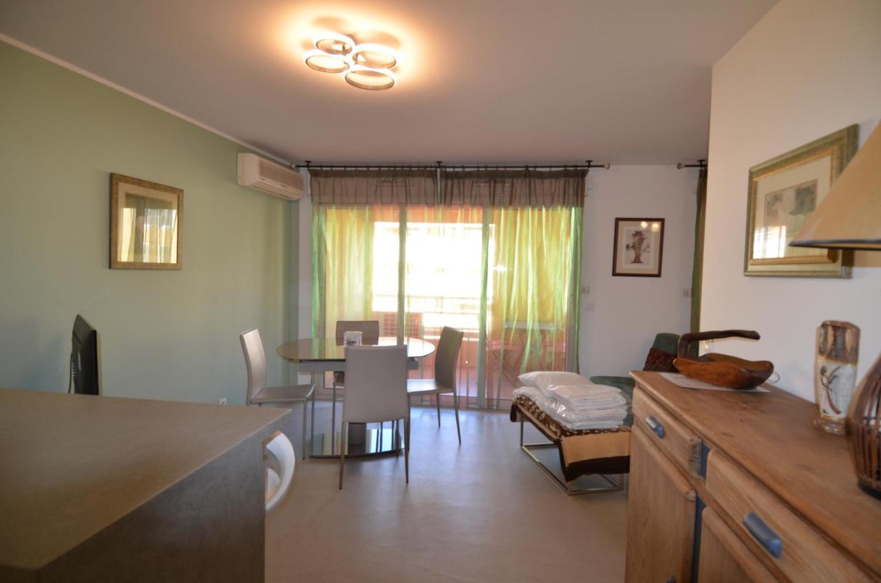 Appartement 3 personnes avec coin nuit avec terrasse et parking quartier du Port de Nice Appartement *